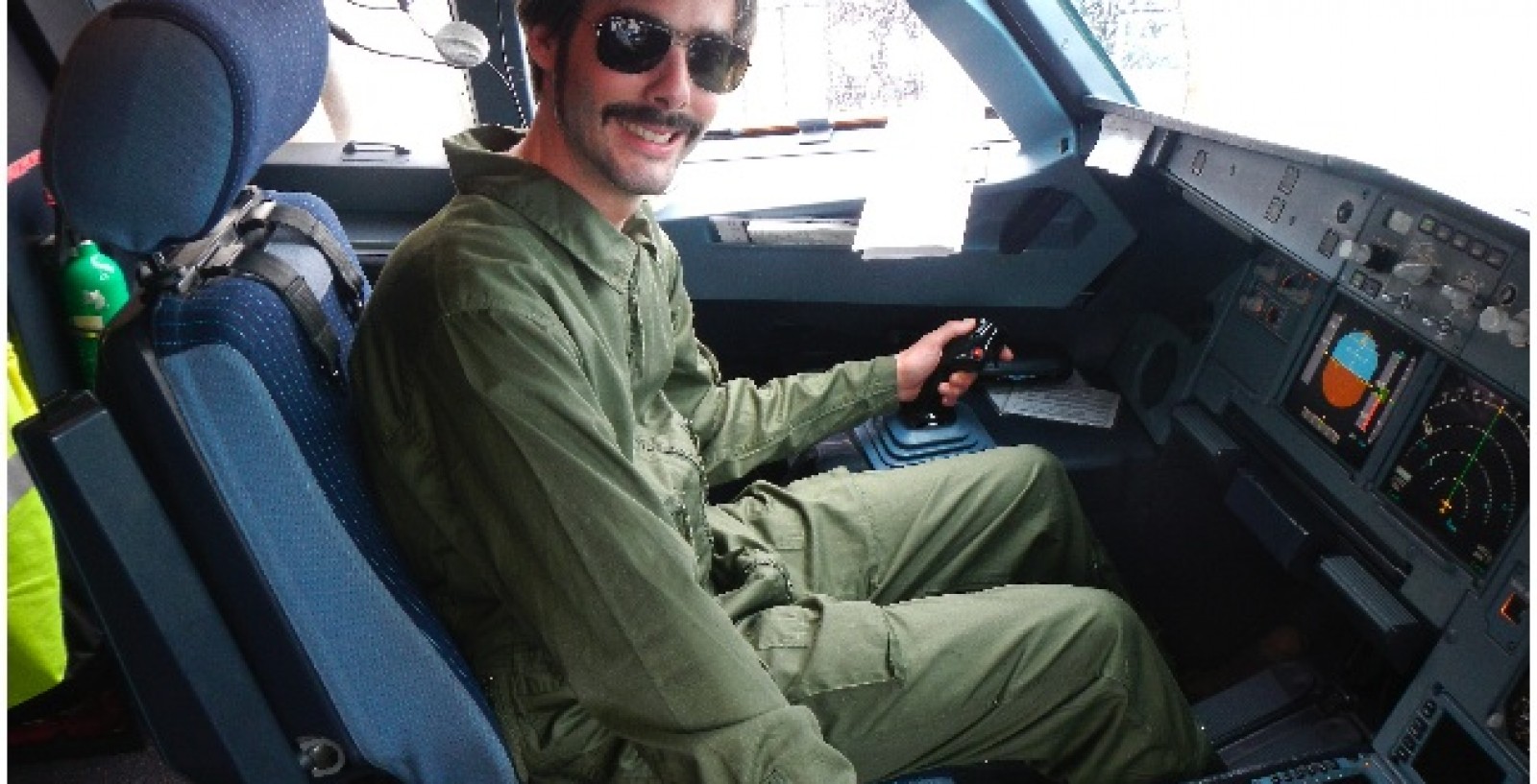 Embarcation à bord du cockpit d'un artiste bodyhacker